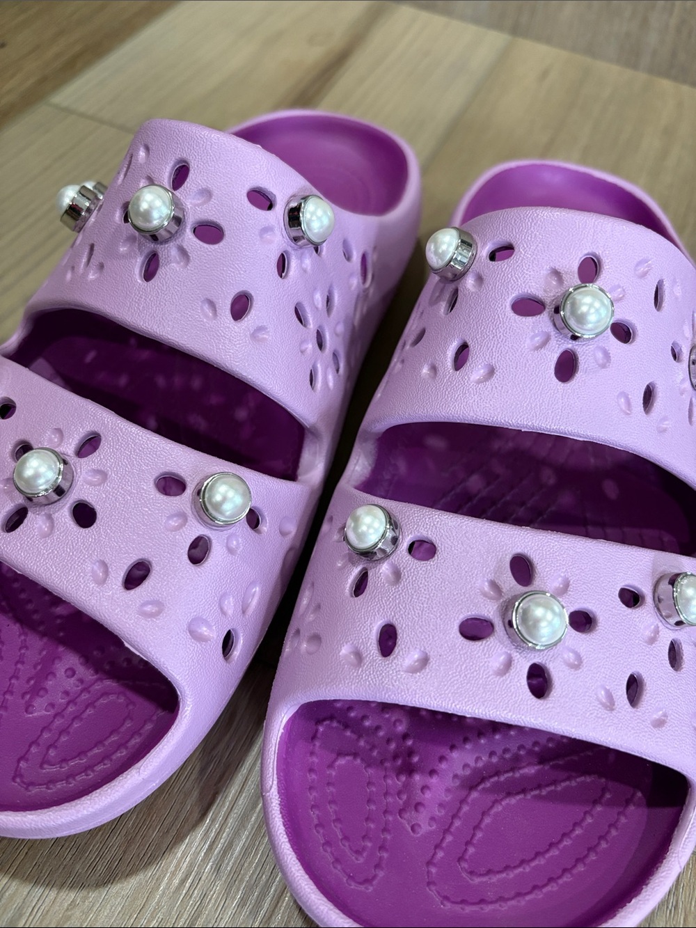 Crocs LE Purple Classic Pearl Floral Cutout Elevated Sandal 2.0 Hydrangea W9 NEW - Picture 6 of 6